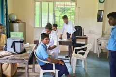 आरोग्य-सेवा-देताना-आरोग्य-सेविका-सौ.-गुरव-मॅडम